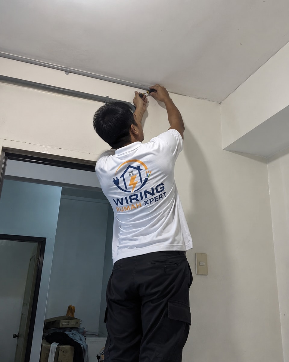 Wiring rumah penuh konsep tersembunyi siling palsu dan trunking