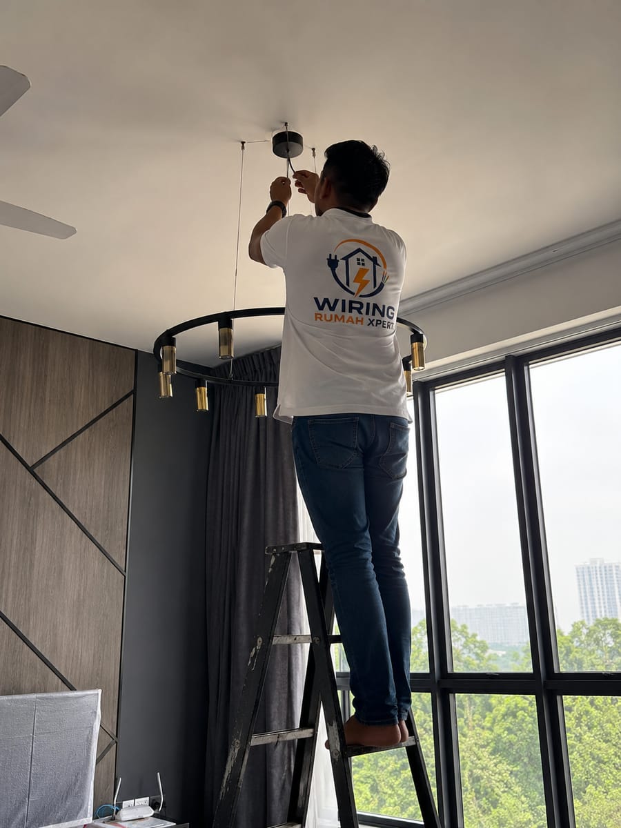 Pemasangan lampu LED dan chandelier ruang tamu