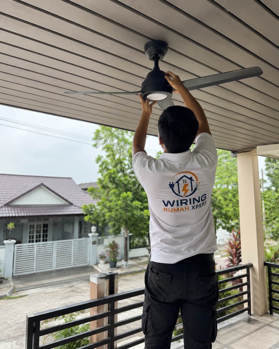 Pemasangan kipas outdoor dengan lampu di patio Damansara